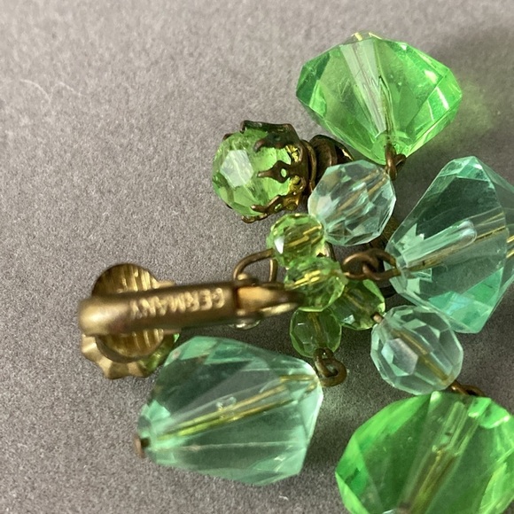 Vintage clip on faceted acrylic dangle earrings. Germany - Picture 3 of 4